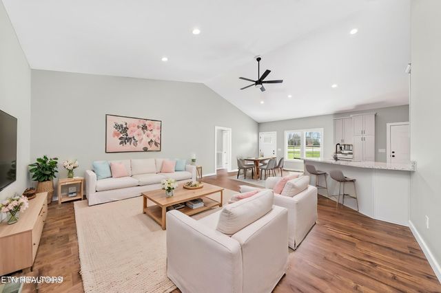 523 Ferry Bend Tr, Crossville, TN 38571