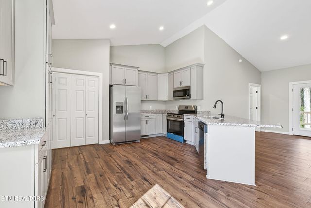 523 Ferry Bend Tr, Crossville, TN 38571