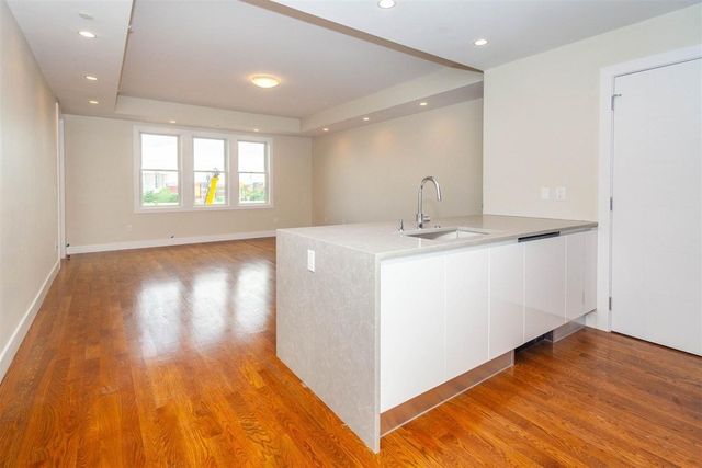 906 East 2nd 306, Boston, MA 02127