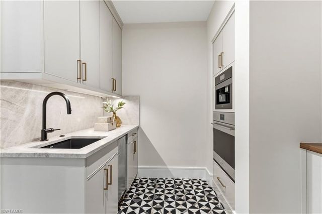 1079 Diana AVE, Naples, FL 34103