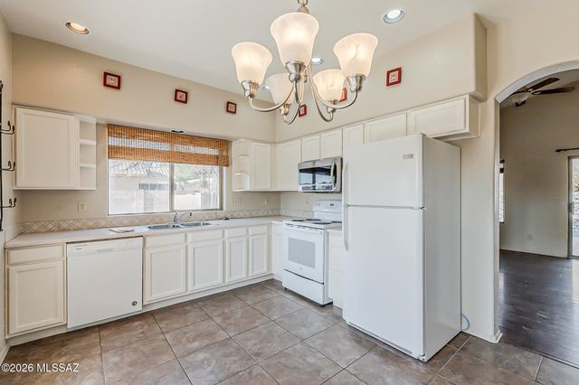 2525 N Camino Reloj, Green Valley, AZ 85614