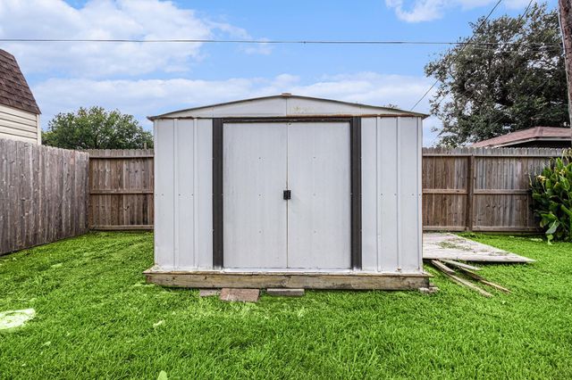 1722 Sherwood Circle, Alvin, TX 77511