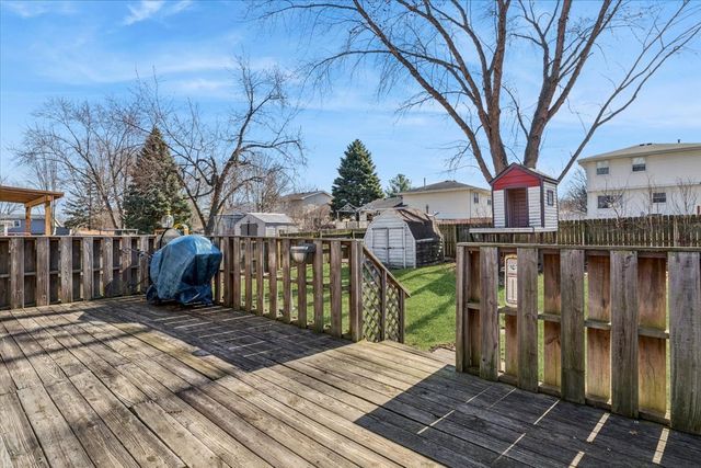 834 River Drive, Carol Stream, IL 60188
