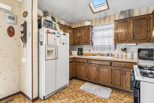 834 River Drive, Carol Stream, IL 60188