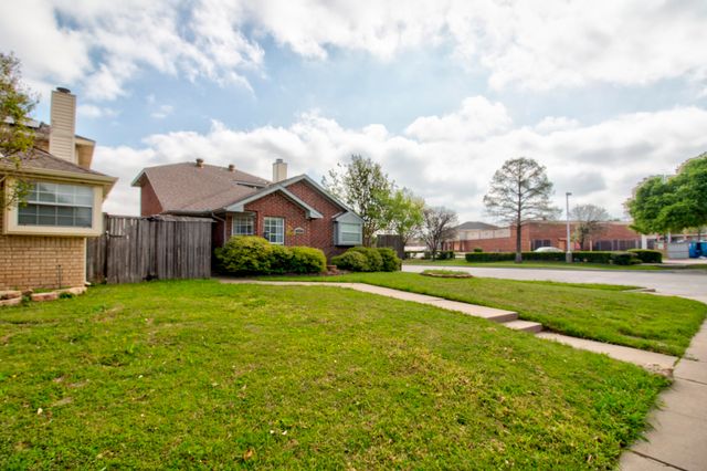 201 Teakwood Lane, Lewisville, TX 75067