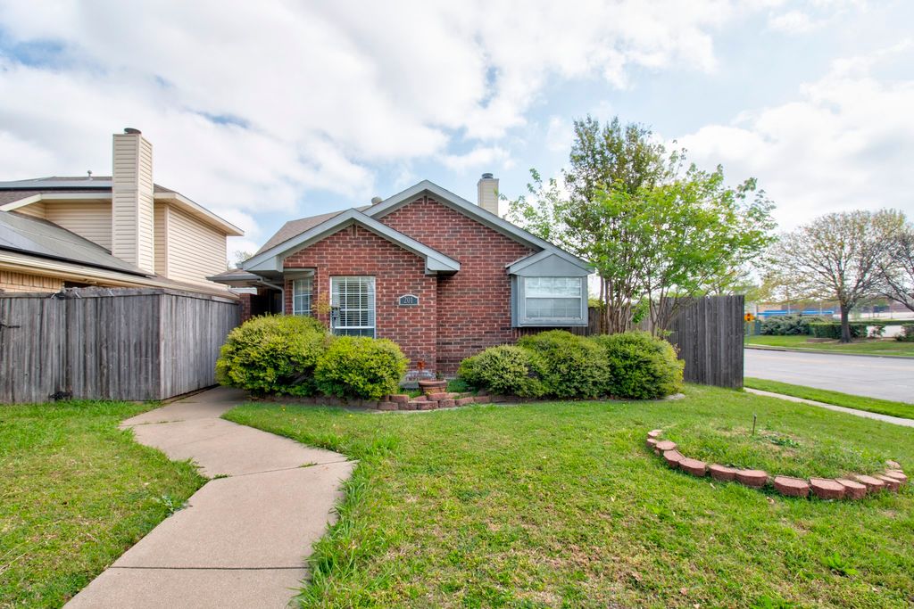 201 Teakwood Lane, Lewisville, TX 75067