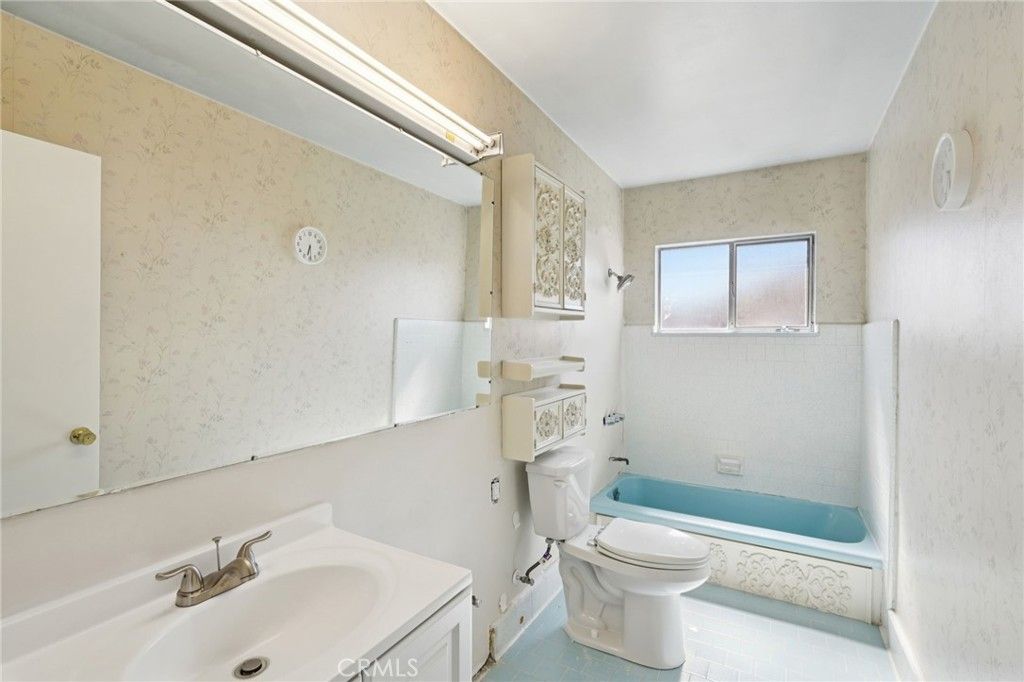 Image 13 of property listing at 814 W Bonnie Brae Court, Ontario, CA 91762