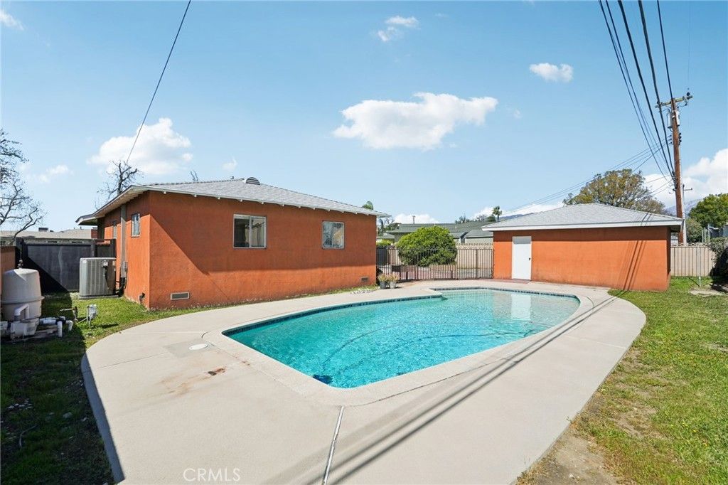 Image 22 of property listing at 814 W Bonnie Brae Court, Ontario, CA 91762