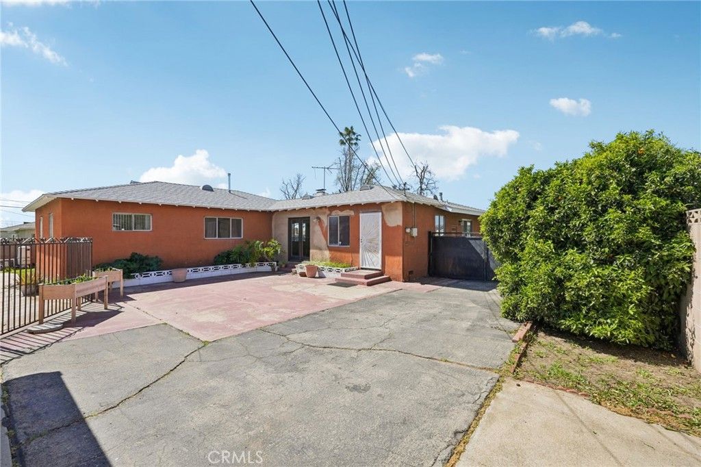 Image 23 of property listing at 814 W Bonnie Brae Court, Ontario, CA 91762