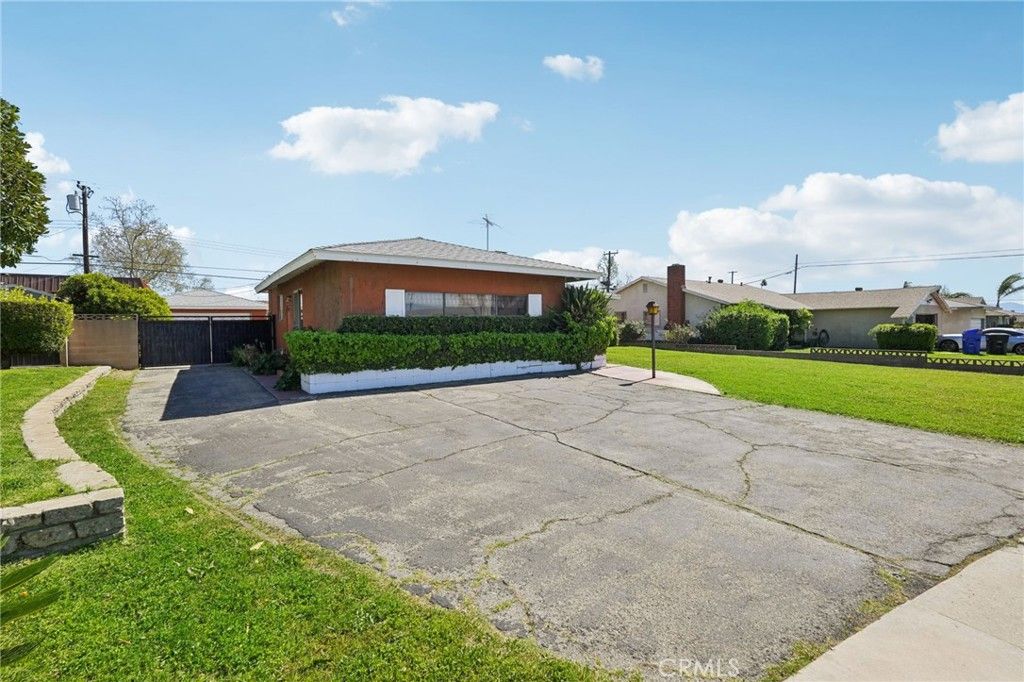 Image 25 of property listing at 814 W Bonnie Brae Court, Ontario, CA 91762