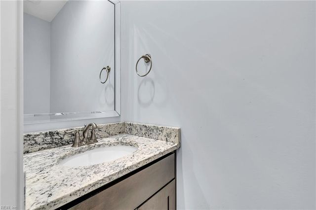 9 Franklin LN, Poquoson, VA 23662