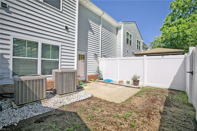 9 Franklin LN, Poquoson, VA 23662