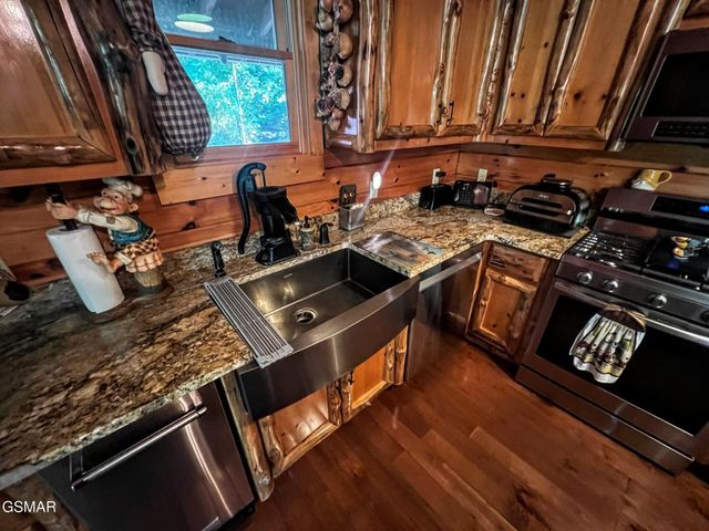 1665 Scenic Woods Way, Sevierville, TN 37876