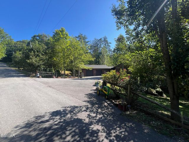 1665 Scenic Woods Way, Sevierville, TN 37876