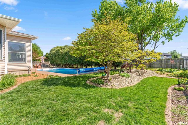 520 AUGUSTA Drive, Chatham, IL 62629