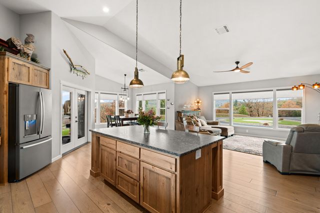 182 Blue Chip Lane, Grants Pass, OR 97527