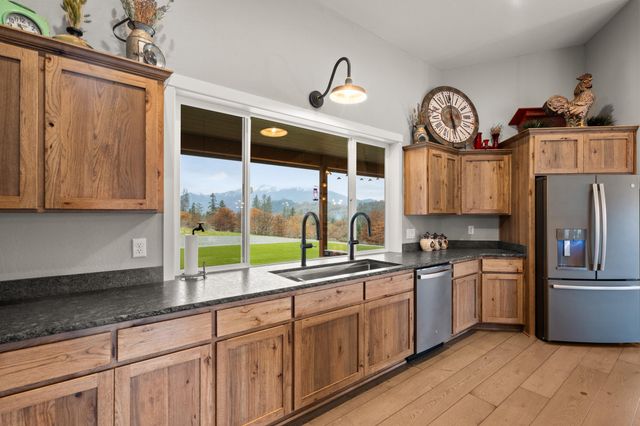 182 Blue Chip Lane, Grants Pass, OR 97527