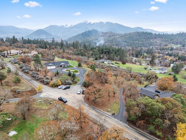 182 Blue Chip Lane, Grants Pass, OR 97527