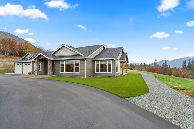 182 Blue Chip Lane, Grants Pass, OR 97527