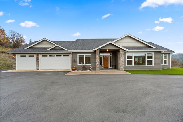 182 Blue Chip Lane, Grants Pass, OR 97527