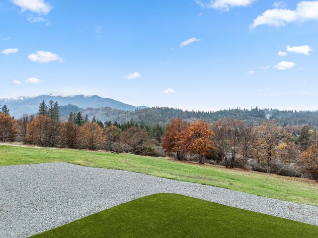 182 Blue Chip Lane, Grants Pass, OR 97527