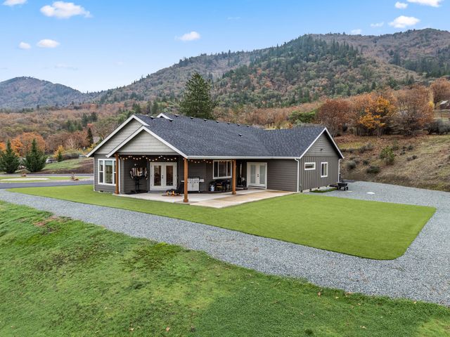 182 Blue Chip Lane, Grants Pass, OR 97527