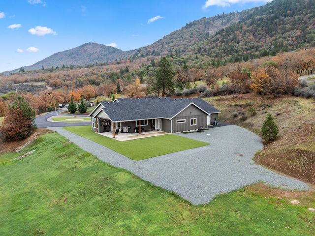 182 Blue Chip Lane, Grants Pass, OR 97527