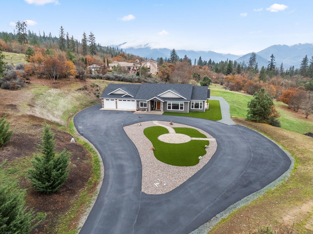 182 Blue Chip Lane, Grants Pass, OR 97527