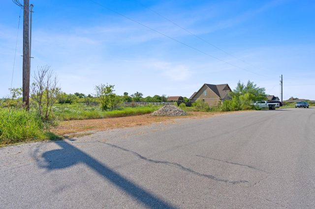 296 E Ridge LN, Niederwald, TX 78640
