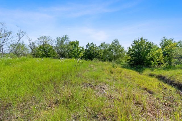 296 E Ridge LN, Niederwald, TX 78640