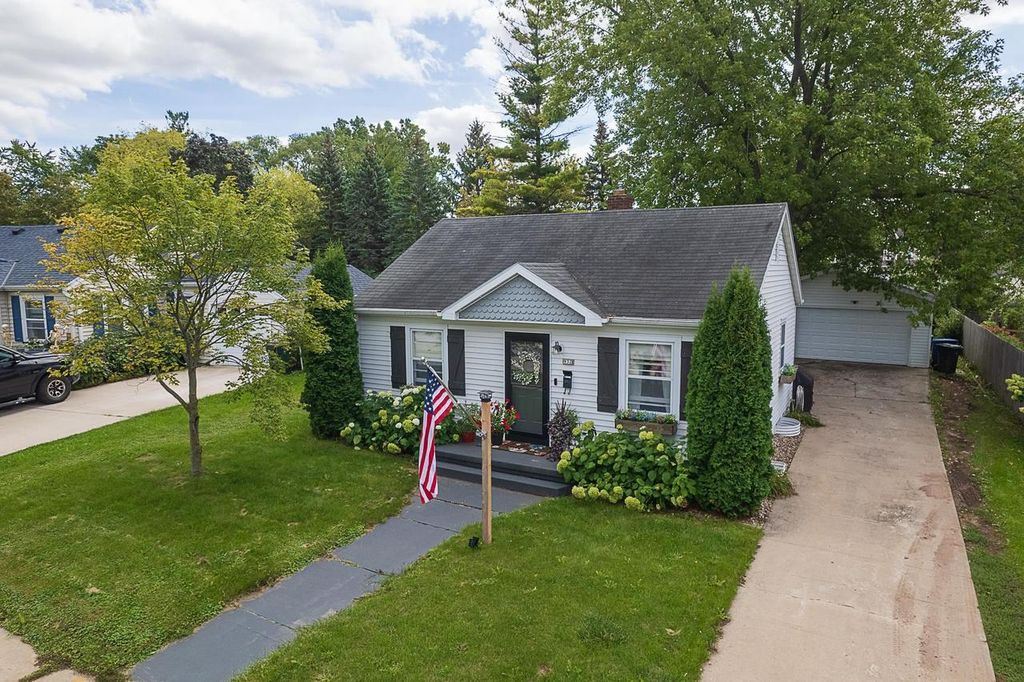 932 MANSION STREET, De Pere, WI 54115