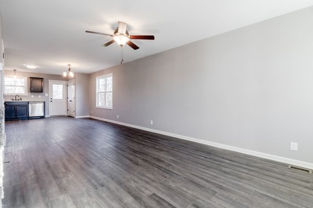 923 Oak Ln, Clarksville, TN 37040