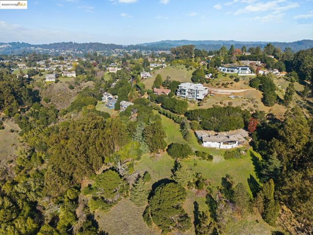 11330 Lochard St, Oakland, CA 94605