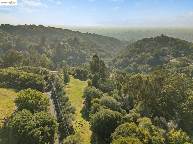 11330 Lochard St, Oakland, CA 94605