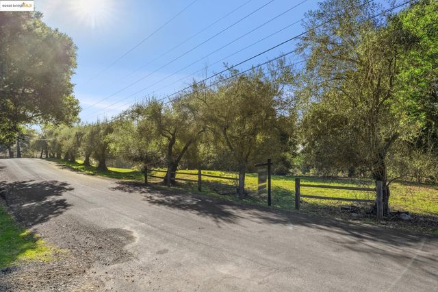 11330 Lochard St, Oakland, CA 94605