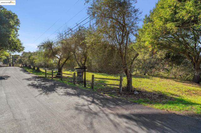 11330 Lochard St, Oakland, CA 94605