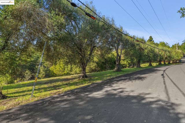 11330 Lochard St, Oakland, CA 94605