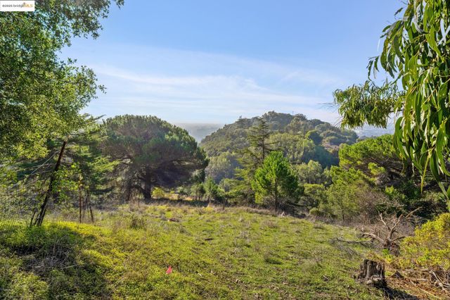 11330 Lochard St, Oakland, CA 94605