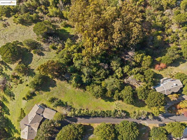 11330 Lochard St, Oakland, CA 94605