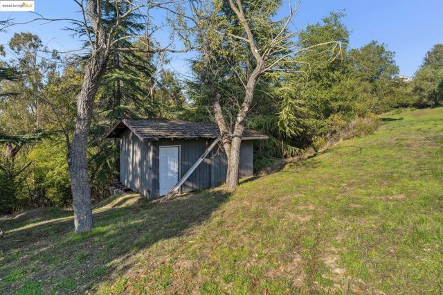 11330 Lochard St, Oakland, CA 94605