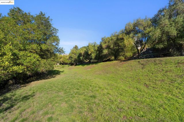 11330 Lochard St, Oakland, CA 94605