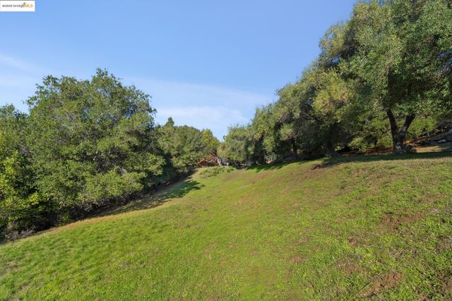 11330 Lochard St, Oakland, CA 94605