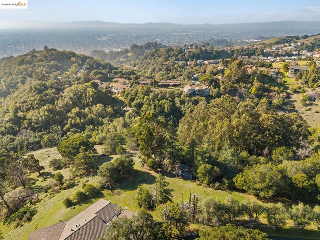 11330 Lochard St, Oakland, CA 94605