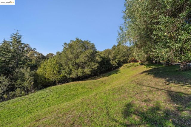 11330 Lochard St, Oakland, CA 94605