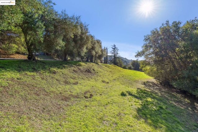 11330 Lochard St, Oakland, CA 94605