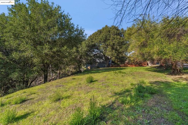 11330 Lochard St, Oakland, CA 94605