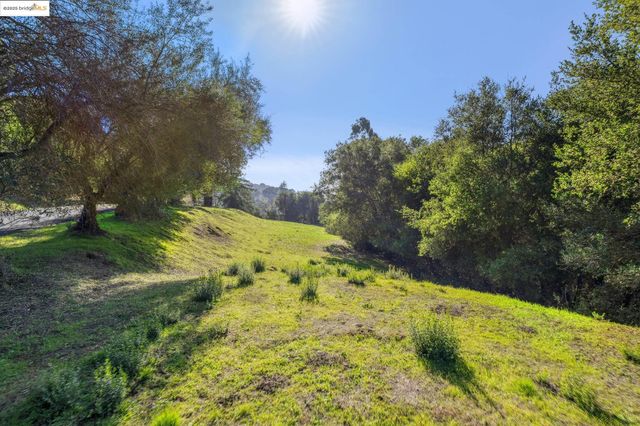 11330 Lochard St, Oakland, CA 94605