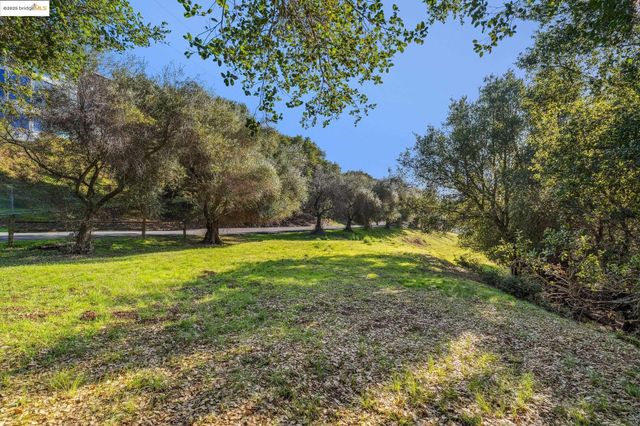 11330 Lochard St, Oakland, CA 94605