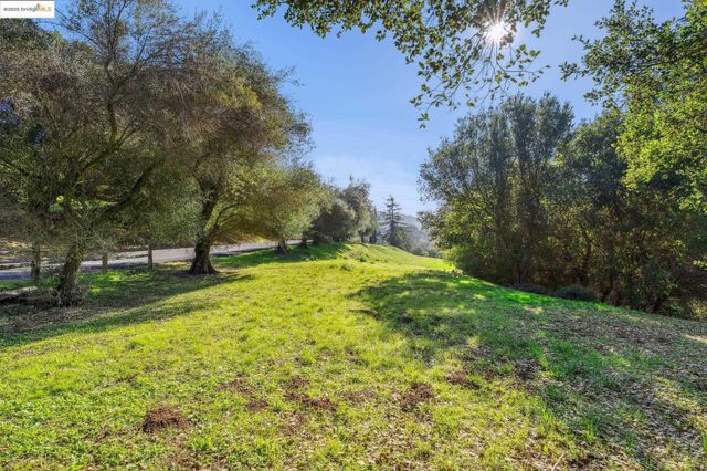 11330 Lochard St, Oakland, CA 94605