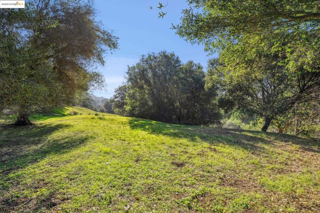 11330 Lochard St, Oakland, CA 94605